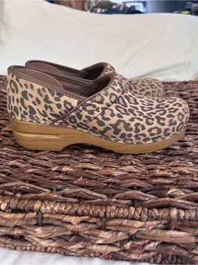 Leopard Print Slip-On Clog - Tan Brown